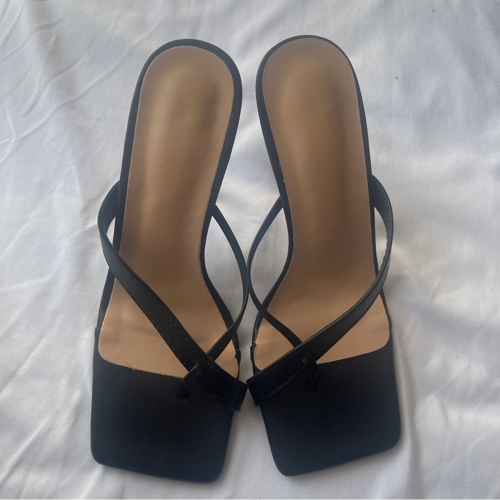 simple black heel - Picture 3 of 3